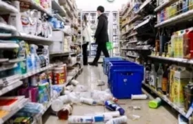 Así quedó un supermercado en Fukushima tras el fuerte sismo.
