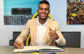 Juan David Cabal, firmando con el Hellas Verona.