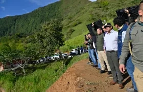 El Presidente Gustavo Petro visitando la zona de emergencia.