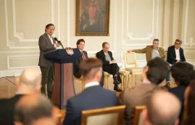 El Presidente Petro durante la reunión con los tenderos.