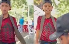El supuesto niño vendedor de dulces con otro actor que participa en el video que se hizo viral.