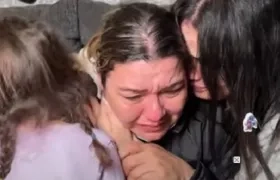 Gloria Camargo, madre de Paula Durán, se abraza con sus nietas a su llegada a California.