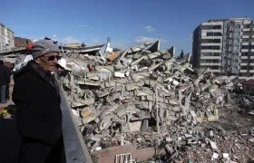 Una persona observa varios edificios colapsados, tras el fuerte terremoto de hace dos días, en Kahramanmara