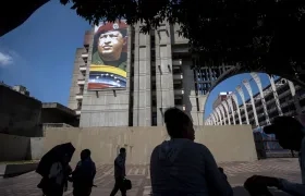 El Palacio de Justicia decorado con una imagen de Hugo Chávez.