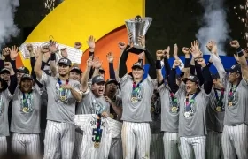 Los peloteros japoneses celebran la conquista del título en el Clásico Mundial de Béisbol. 
