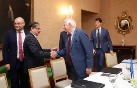 El Presidente Petro se saluda con Josep Borrell, alto representante de la Unión Europea (UE) para los Asuntos Exteriores y Política de Seguridad.