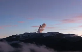 La actividad sísmica del volcán Nevado del Ruiz sigue en aumento.