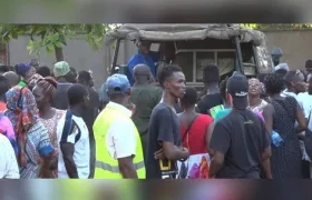 Habitantes de aldea Shakahola luego de la redada de la Policía de Kenia