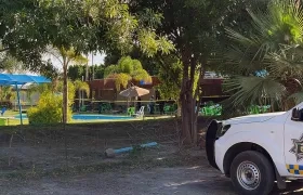  Agentes periciales inspeccionan una escena del crimen donde fueron asesinadas siete personas en un balneario del municipio de Cortázar, en Guanajuato 