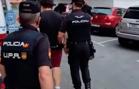Policías de España conducen a una de las personas capturadas