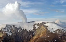 Volcán Nevado del Ruiz se mantiene en alerta naranja