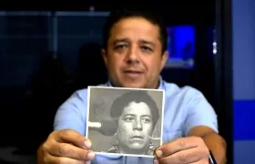 Fabio Poveda Ruiz, con una foto de su padre Fabio Poveda Márquez.