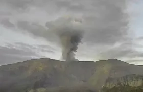 Imagen reciente del volcán Nevado del Ruiz que permanece el alerta naranja con probable erupción.