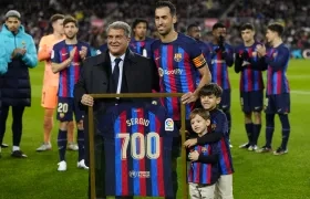 Sergio Busquets con el presidente Joan Laporta cuando completó los 700 partidos con el Barcelona. 