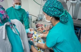 Personal de especialistas atendiendo el nacimiento múltiple en la Clínica La Merced.