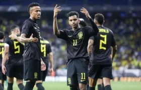 Éder Militao y Rodrygo Goes durante el juego de Brasil contra Guinea. 