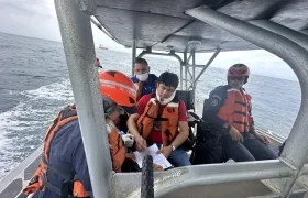 El ciudadano filipino cuando era trasladado a tierra tras sufrir un accidente en un buque.