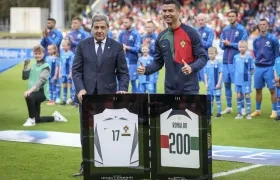 Cristiano Ronaldo fue homenajeado antes del encuentro contra Islandia. 