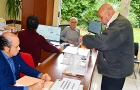 Ciudadano español votando por correo.