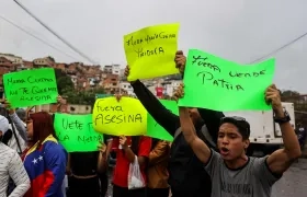 Un grupo de personas autodenominadas "Juventud PSUV"  impiden la concentración, de simpatizantes de la opositora Maria Corina Machado 