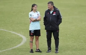 Catalina Usme y el técnico de la Selección Colombia, Nelson Abadía. 