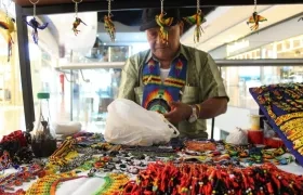 Imagen de un indígena que vende sus artesanías.