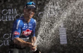 Kaden Groves celebra tras ganar la quinta etapa de la Vuelta a España.