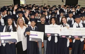 La promoción completa de graduados por Universidad al Barrio.