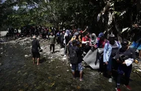 Migrantes esperan para ser trasladados en canoa desde la Quebrada León hasta Bajo Chiquito, en Darién (Panamá)
