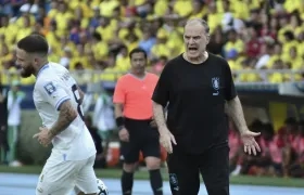 Marcelo Bielsa, entrenador de Uruguay. entrega indicaciones a Nahitan Nández.