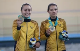 Las colombianas Lina Rojas y Lina Hernández, ganadoras de la medalla de oro en el madison. 