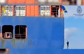 La Guardia Civil captó el momento en que los hombres se lanzan al mar