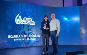 Clementina Holguín, la subgerente administrativa de Gases del Caribe, con el premio AVA