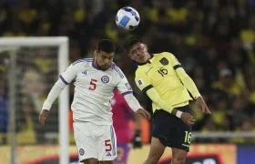 Kendry Páez (d), de Ecuador, disputa un balón con Paulo Díaz, de Chile.
