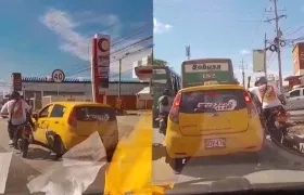 Cobradiario patea un taxi y le destruye retrovisor 