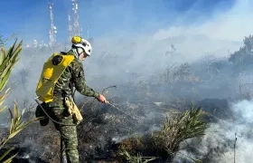 Personal del Ejército en la atención de un incendio