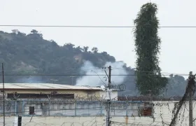 Una columna de humo sobresale de una cárcel de Ecuador, en una fotografía de archivo