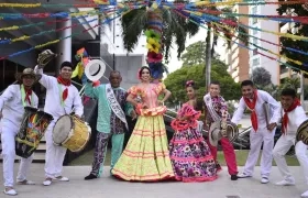 Omar Gómez, Rey Momo de Galapa, la Reina del Carnaval, Laury Ayala, y los Reyes del Carnaval de los Niños, Fadya Manzur y Samuel Salas