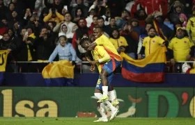 Jhon Arias celebra con Jefferson Lerma su gol contra Rumania. 