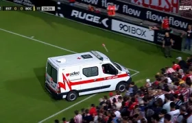 El jugador fue sacado de la cancha en una ambulancia.