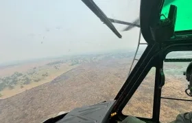 El helicóptero Bell-212 de la FAC en sobrevuelo en el epicentro del incendio que completa tres días en Sucre y Bolívar