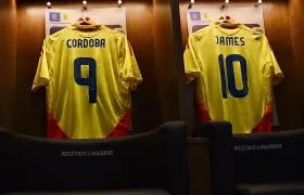 Las camisetas de Jhon Córdoba y James Rodríguez en el vestuario de Colombia.