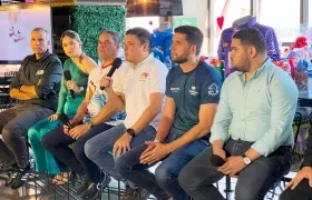 Edgardo Pantoja, Diana Guarín, Eduardo Crissien, Tito Crissien, director de la Maratón de Barranquilla, y Daniel Trujillo, durante la presentación de la carrera. 