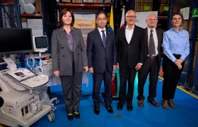 El embajador japonés, Takasugi Masahiro (segundo de izquierda a derecha), y el ministro de salud, Guillermo Alfonso Jaramillo.