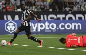 Luiz Henrique anotó el primer gol de Botafogo tras eludir al portero Gustavo Britos. 