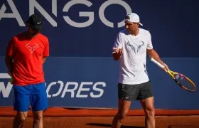 Rafael Nadal durante una práctica con su entrenador Carlos Moyá. 