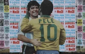 Diego Maradona y Pelé en un mural en la Avenida Paulista de Sao Paulo.