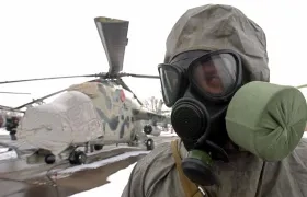 Soldado ucraniano con una máscara antigases durante un entrenamiento militar.