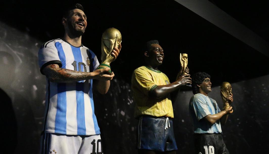 Esculturas de tres leyendas del fútbol sudamericano: Lionel Messi, Pelé y Diego Maradona. 