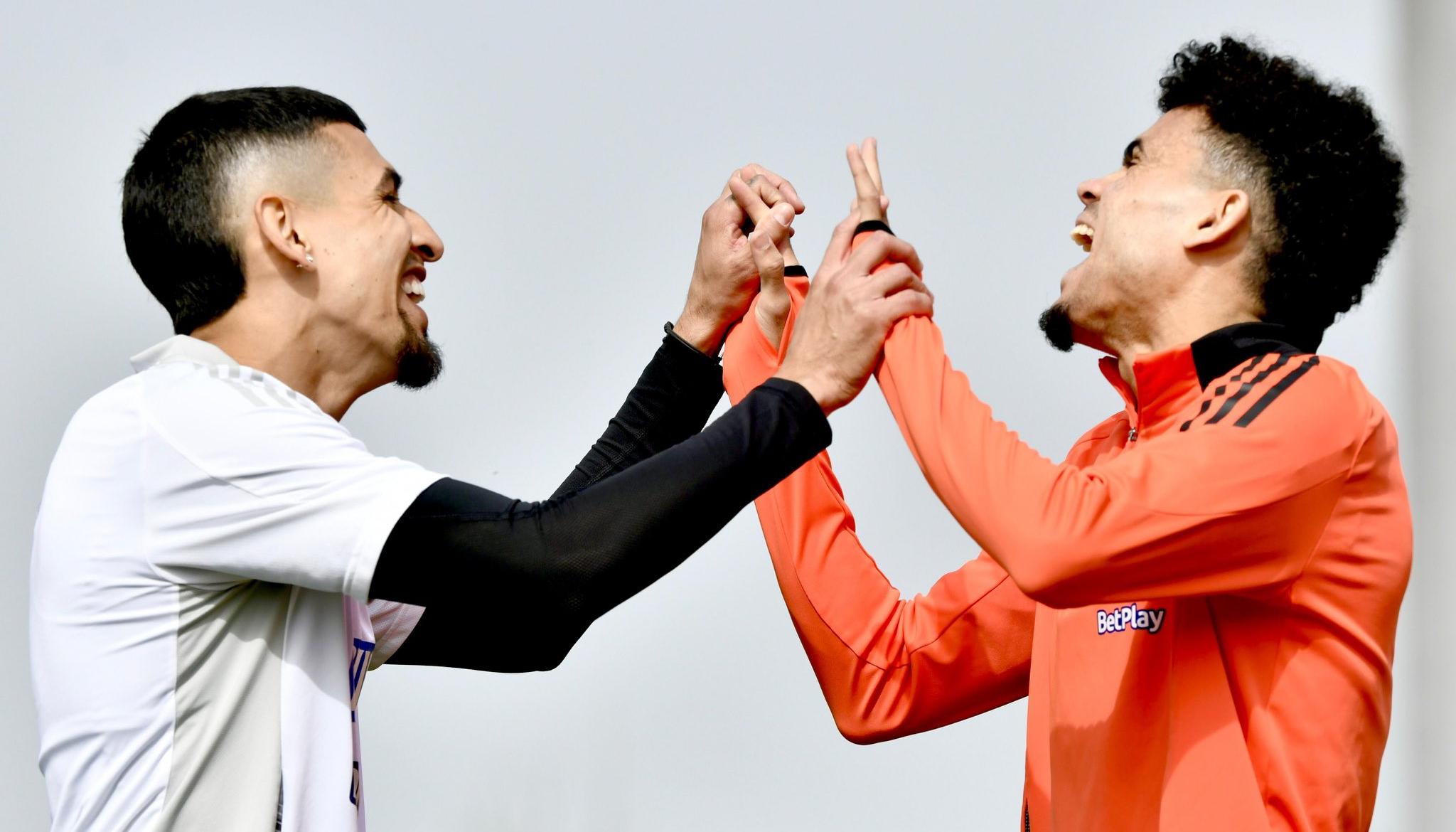 Daniel Mulñoz y Luis Díaz durante la práctica de Colombia, este lunes en Madrid. 